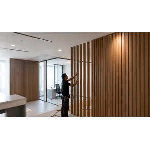 Pemasangan partisi WPC untuk ruang kantor dan area komersial
